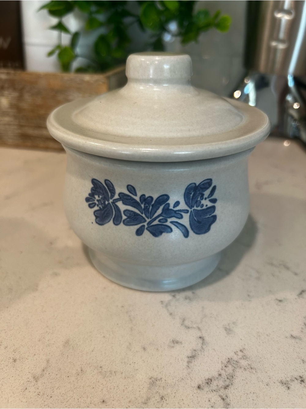 Vintage Pfaltzgraff Yorktowne Covered Sugar Bowl with Lid USA Stoneware